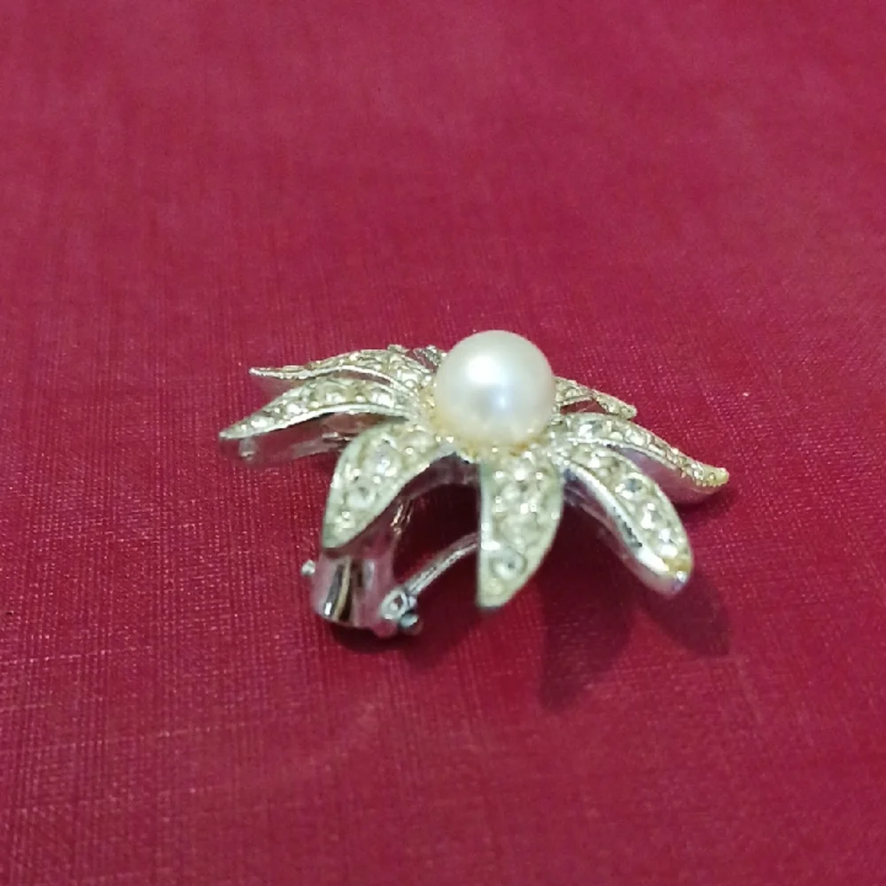 Elegant Silver and Pearl Flower Brooch - Picture 5 of 6